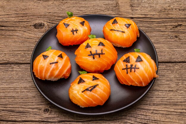 Funny Halloween Sushi Pumpkins Jack o Lantern, Sushi Monsters. Temari sushi, kulki sushi. Zdrowe jedzenie dla dzieci