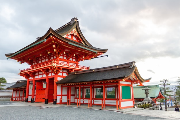 Fushimi Inari Taisha Shrine w godzinach wieczornych