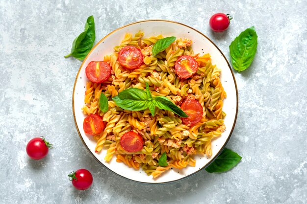 Fusilli - klasyczny włoski makaron z pszenicy durum z mięsem kurczaka, pomidorami cherry, bazylią w pomidorze