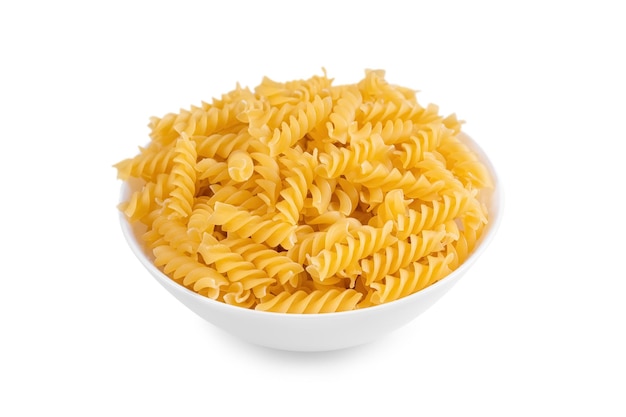 Fusilli w misce i izolowane na białym tle Surowe makarony w kształcie spirali składnik do kuchni tradycyjnej kuchni włoskiej