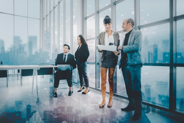 Zdjęcie futurystyczna grupa ludzi biznesu pracująca nad technologią komunikacyjną z grafiką łącza internetowego