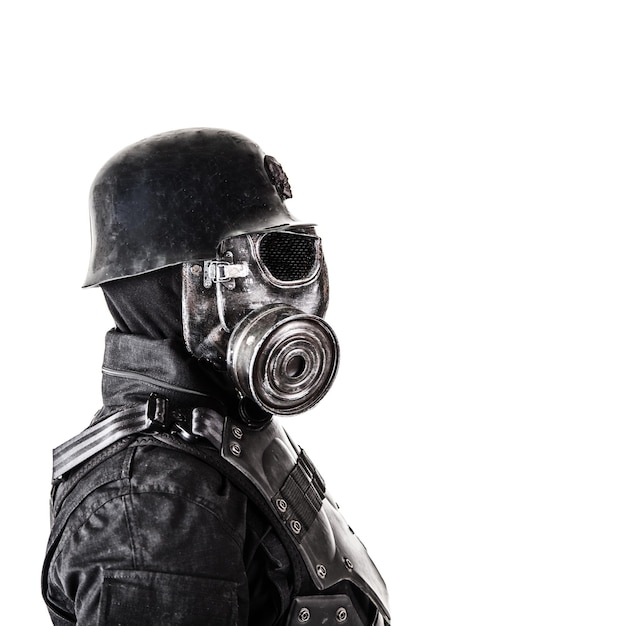 Futurystyczna maska gazowa nazistowskiego żołnierza i stalowy hełm z pistoletem schmeisser na białym tle portret zbliżenie