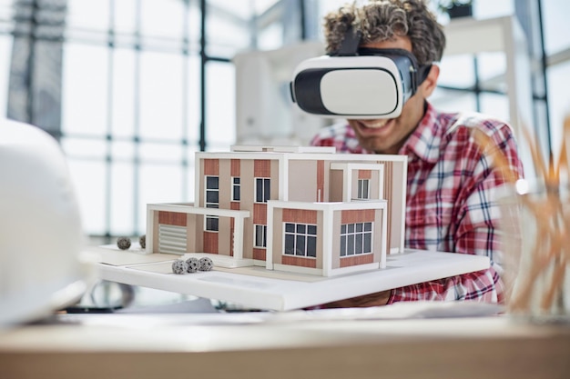 Futurystyczna technologia projektowania rzeczywistości wirtualnej Architekt lub inżynier projektu w zestawie słuchawkowym VR dla technologii BIM