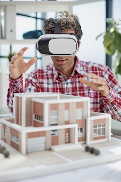 Futurystyczna technologia projektowania rzeczywistości wirtualnej Architekt lub inżynier projektu w zestawie słuchawkowym VR dla technologii BIM