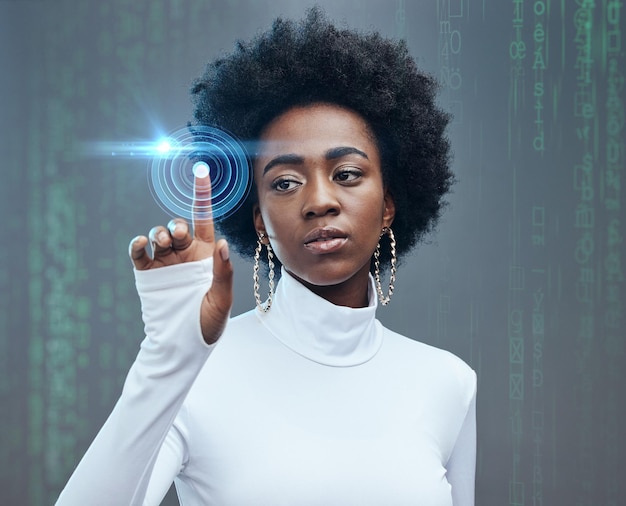 Futurystyczny hologram i czarna kobieta z technologią w studiu dla innowacji technologii cyfrowej Przyszły nowoczesny i młody model afrykańskiej dziewczyny z graficzną nakładką metaverse 3d odizolowaną szarym tłem