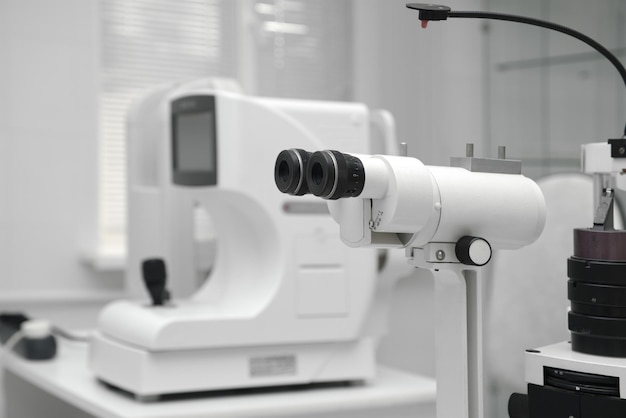 Gabinet okulistyczny w klinice, sprzęt do badania wzroku