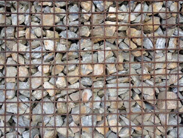 Gabion - kamienie w drucianej siatce.