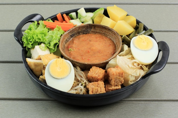 Gado Gado Indonezyjska tradycyjna mieszanka sałatek warzywnych z dressingiem orzechowym