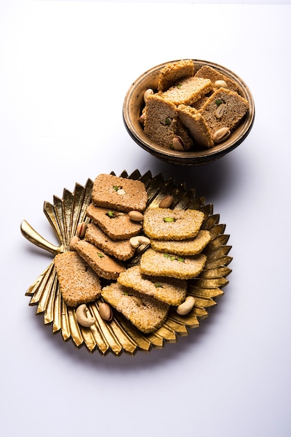 Gajak lub til papdi lub patti to wytrawne słodkie ciasto - zrobione z sezamu, mielonych orzechów i jaggery, spożywane podczas indyjskiej zimy, szczególnie podczas festiwalu Makar Sankranti 14 stycznia