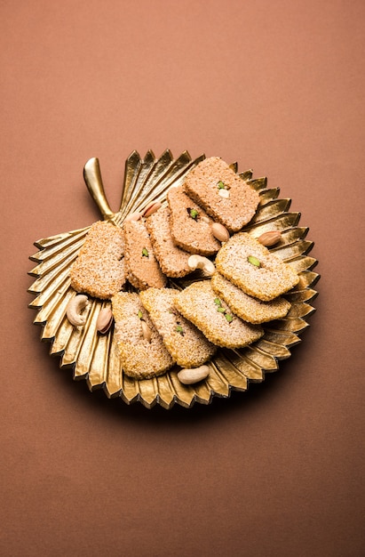 Gajak lub til papdi lub patti to wytrawne słodkie ciasto - zrobione z sezamu, mielonych orzechów i jaggery, spożywane podczas indyjskiej zimy, szczególnie podczas festiwalu Makar Sankranti 14 stycznia