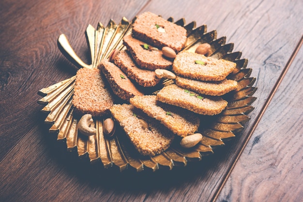 Gajak lub til papdi lub patti to wytrawne słodkie ciasto - zrobione z sezamu, mielonych orzechów i jaggery, spożywane podczas indyjskiej zimy, szczególnie podczas festiwalu Makar Sankranti 14 stycznia