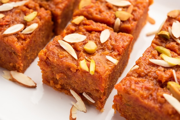 Gajar Halwa Barfi lub Carrot Pudding barfee to popularne indyjskie słodkie danie