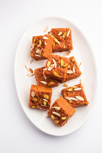 Gajar Halwa Barfi lub Carrot Pudding barfee to popularne indyjskie słodkie danie