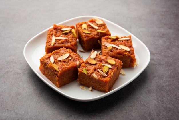 Gajar Halwa Barfi lub Carrot Pudding barfee to popularne indyjskie słodkie danie