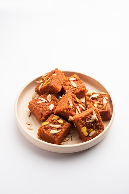Gajar Halwa Barfi lub Carrot Pudding barfee to popularne indyjskie słodkie danie