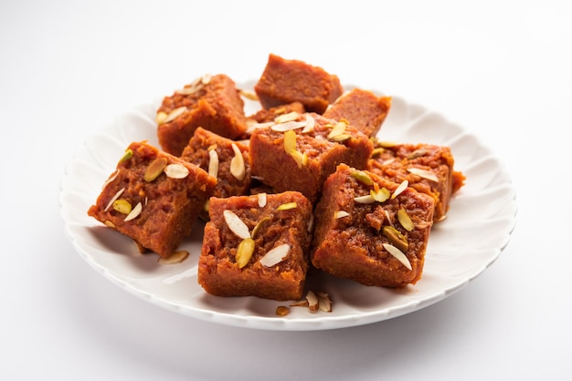 Gajar Halwa Barfi lub Carrot Pudding barfee to popularne indyjskie słodkie danie