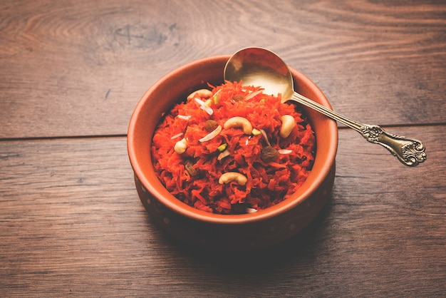 Gajar ka halwa to słodki pudding deserowy na bazie marchwi z Indii. Doprawione orzechami nerkowca. podawane w misce.