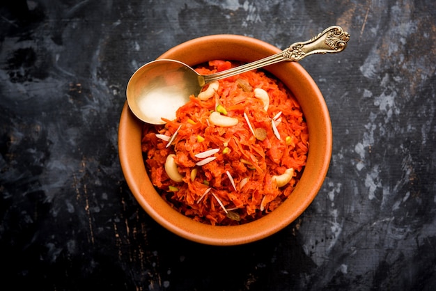 Gajar ka halwa to słodki pudding deserowy na bazie marchwi z Indii. Doprawione orzechami nerkowca. podawane w misce.