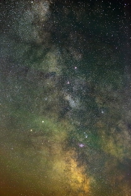 Galaktyka Droga Mleczna na nocnym niebie z gwiazdami