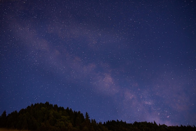 Galaktyka Drogi Mlecznej na nocnym niebie