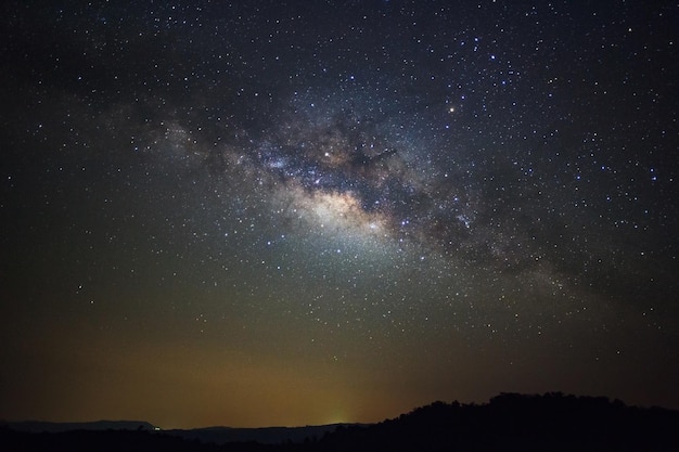 Galaktyka Drogi Mlecznej z gwiazdami nad górami w Parku Narodowym Phu Hin Rong KlaPhitsanulok Tajlandia