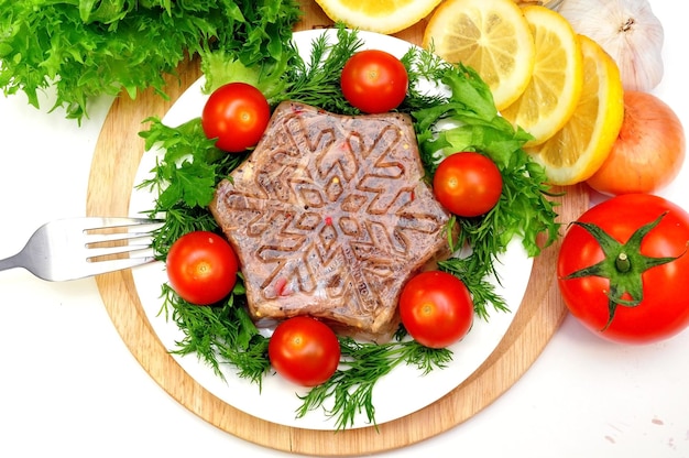 Zdjęcie galareta z mięsa z musztardą cytrynową i świeżymi warzywami