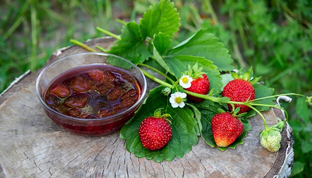 Galaretka truskawkowa, dżem na drewnianym tle, produkt ekologiczny. Selektywne skupienie