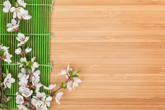 Gałąź Sakura nad matą bambusową