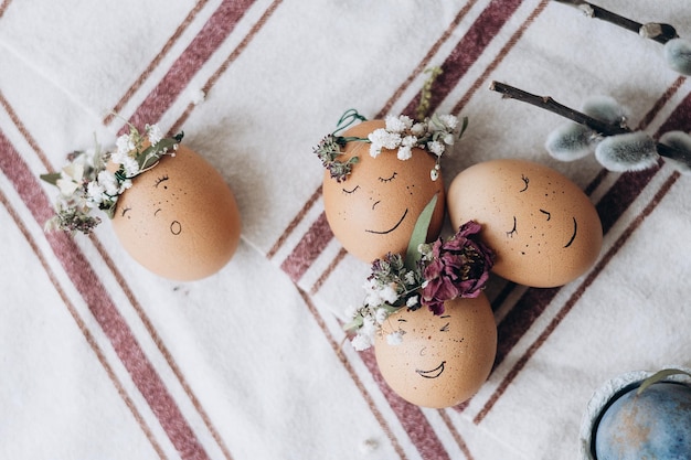 Gałązki Malowane pisanki i marmurowe jajka na lnianym obrusie EcoTrend Copy space
