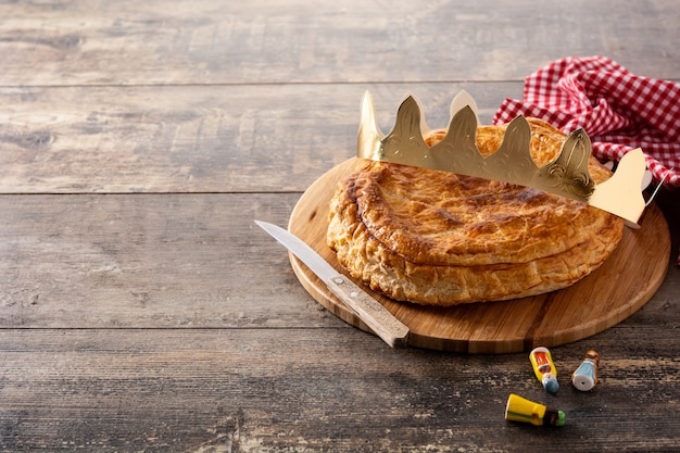 Galette des rois na drewnianym stole. Tradycyjne ciasto Trzech Króli we Francji