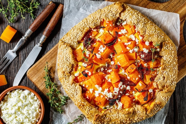 Galette dyniowa z cebulą i serem feta