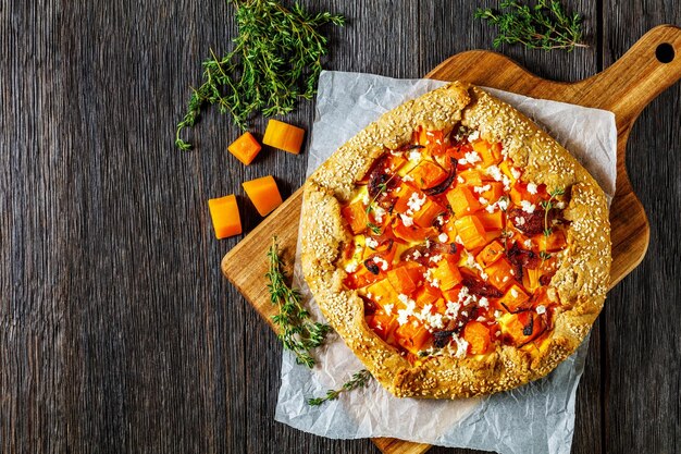 Galette dyniowa z cebulą i serem feta