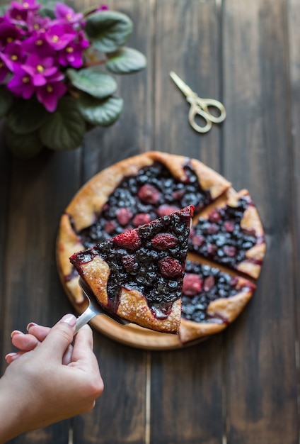 galette z jagodami, truskawkami, jagodami, jeżynami. Fiołkowy kwiat, roczników nożyce.