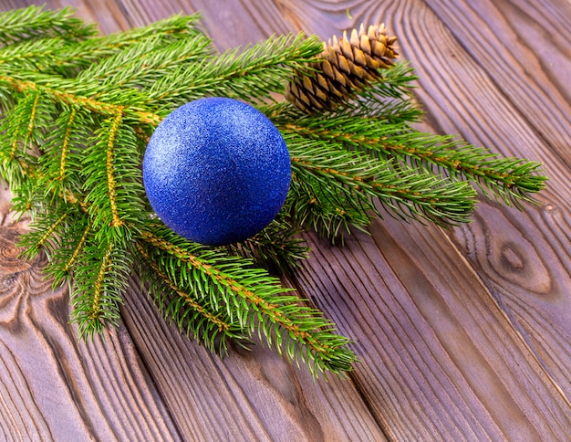 Zdjęcie gałęzie choinki ozdobione niebieską kulką