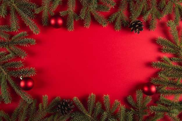 Gałęzie Choinkowe I Szyszki Na Czerwonym, Boże Narodzenie, Lato Kartkę Z życzeniami.