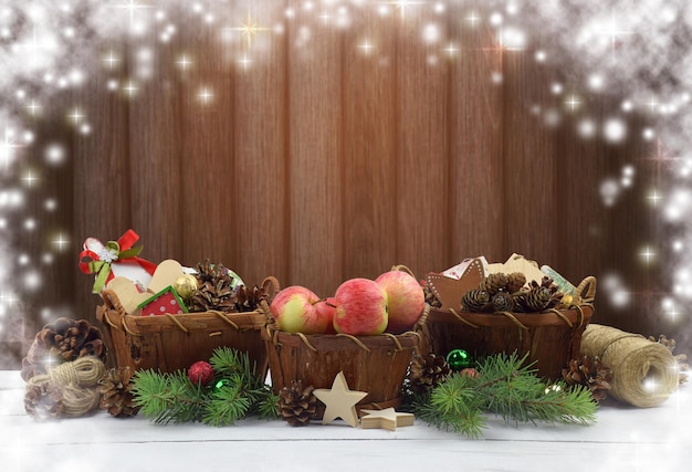 Zdjęcie gałęzie drzew, ręcznie wykonane zabawki w koszach, piłki, gwiazdy i serca, nowy rok, boże narodzenie w wiosce.