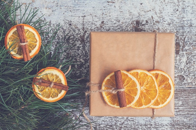 Gałęzie sosnowe rzemiosło prezent suszone pomarańcze cynamon widok z góry efekt instagram