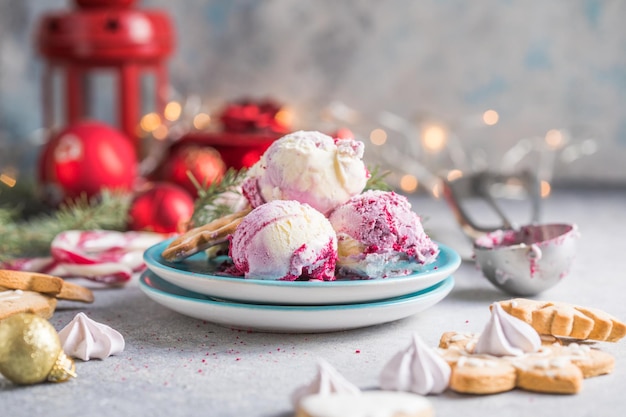 Gałki Lodów Candy Cane W Talerzu I świątecznym Wystroju. Desery Noworoczne