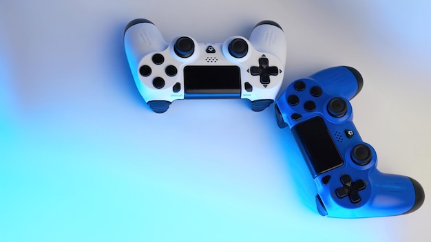 Gamepad na abstrakcyjnym tle z efektami świetlnymi