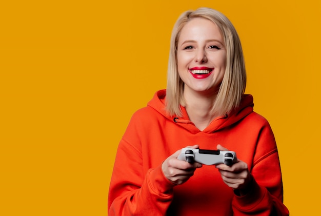 Gamer Dziewczyna Z Białym Gamepad