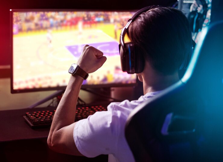 Zdjęcie gamer komputer i człowiek z słuchawkami wygrywający uroczystość i strumień na żywo e-sportów z tyłu twórca treści influencer lub streamer z zestawem słuchawkowym dla osiągnięć online w grach wideo w domu