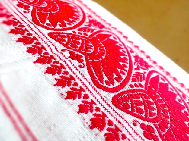 Gamosa lub gamusa to tradycyjny wzór włókienniczy z Assam czerwonego i białego tkaniny z teksturowym tłem