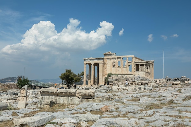 Ganek Kariatydów w świątyni Erechtejon Akropol w Atenach Grecja Erechtejon lub Erechtejon to starożytna grecka świątynia Akropolu w Atenach w Grecji