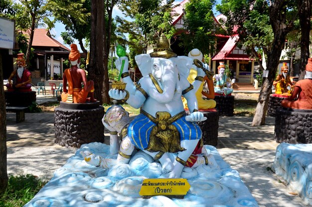 Ganesha Lord of Success Statue dla ludzi odwiedzających i modlących się w Wat Bang Chak 21 listopada 2015 w Nonthaburi Tajlandia