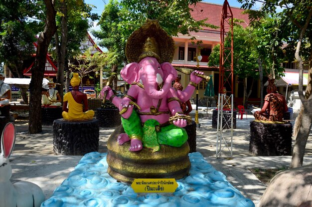 Ganesha Lord of Success Statue dla ludzi odwiedzających i modlących się w Wat Bang Chak 21 listopada 2015 w Nonthaburi Tajlandia