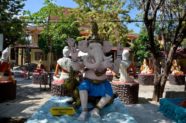 Ganesha Lord of Success Statue dla ludzi odwiedzających i modlących się w Wat Bang Chak 21 listopada 2015 w Nonthaburi Tajlandia