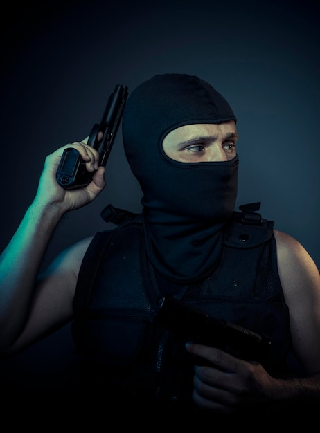 Gangster, terrorysta niosący karabin maszynowy i kominiarkę