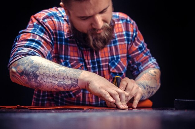 Garbarz skórzany produkujący dobry produkt w swoim sklepie skórzanym