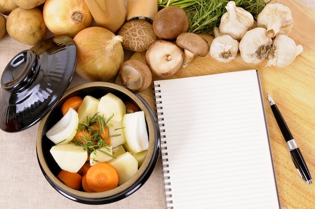 Garnek garnek z organicznych warzyw i ziół w kuchni