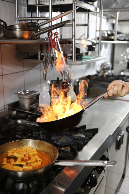 garnek z makaronem na ogniu piec do gotowania
